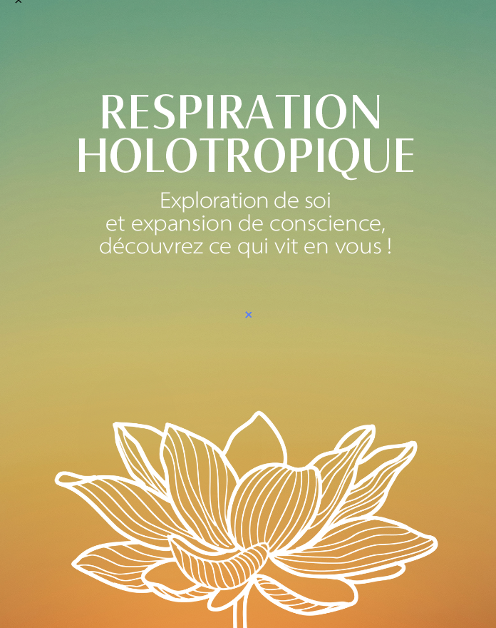 Une fleur de lotus a éclot, ouvrant ses pétales vers la lumière